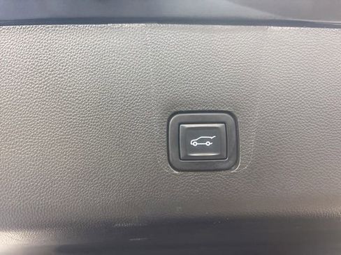 Used 2022 Chevrolet Traverse LT w/ LT Premium Package image 24