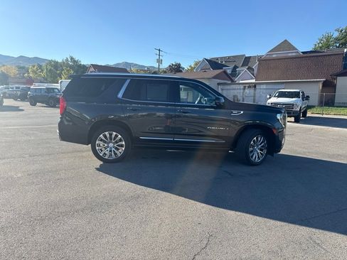 Used 2022 GMC Yukon Denali w/ Denali Premium Package AWD/4WD image 3