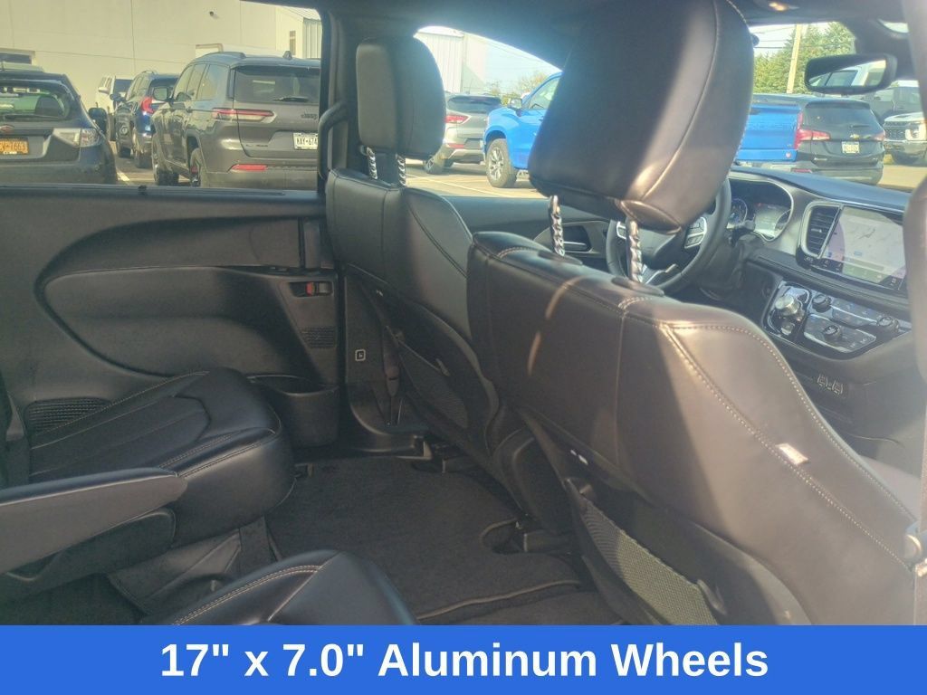 Used 2025 Chrysler Pacifica Select FWD image 20