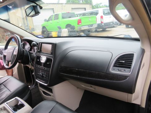 Used 2015 Chrysler Town & Country Touring image 30