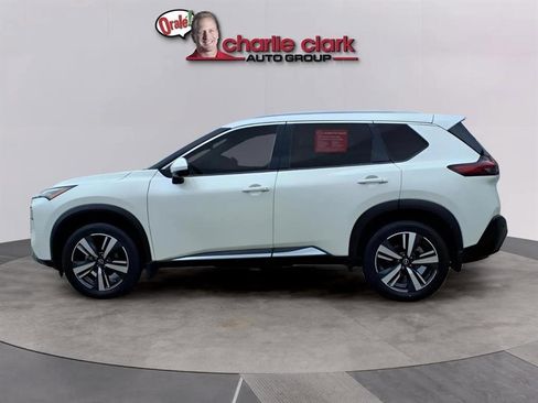 Used 2023 Nissan Rogue SL image 2