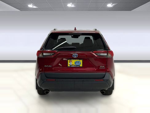 Used 2022 Toyota RAV4 XLE Premium AWD/4WD image 8