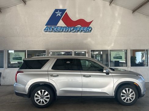 Used 2024 Hyundai Palisade SEL FWD image 2
