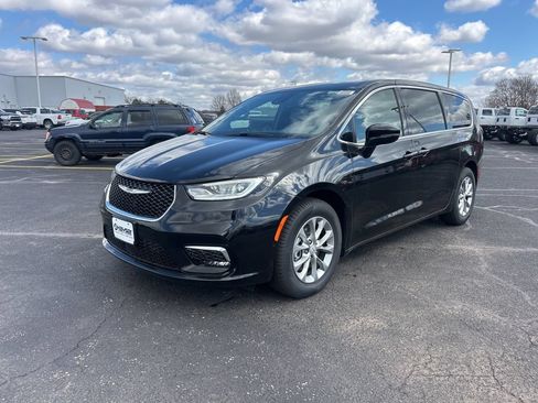 New 2026 Chrysler Pacifica Limited w/ Trailer Tow Group FWD image 3