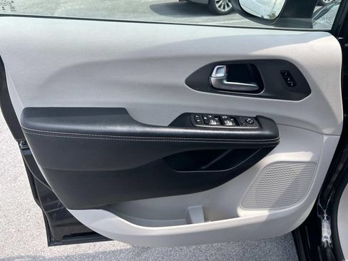 Used 2023 Chrysler Pacifica Touring-L FWD image 29