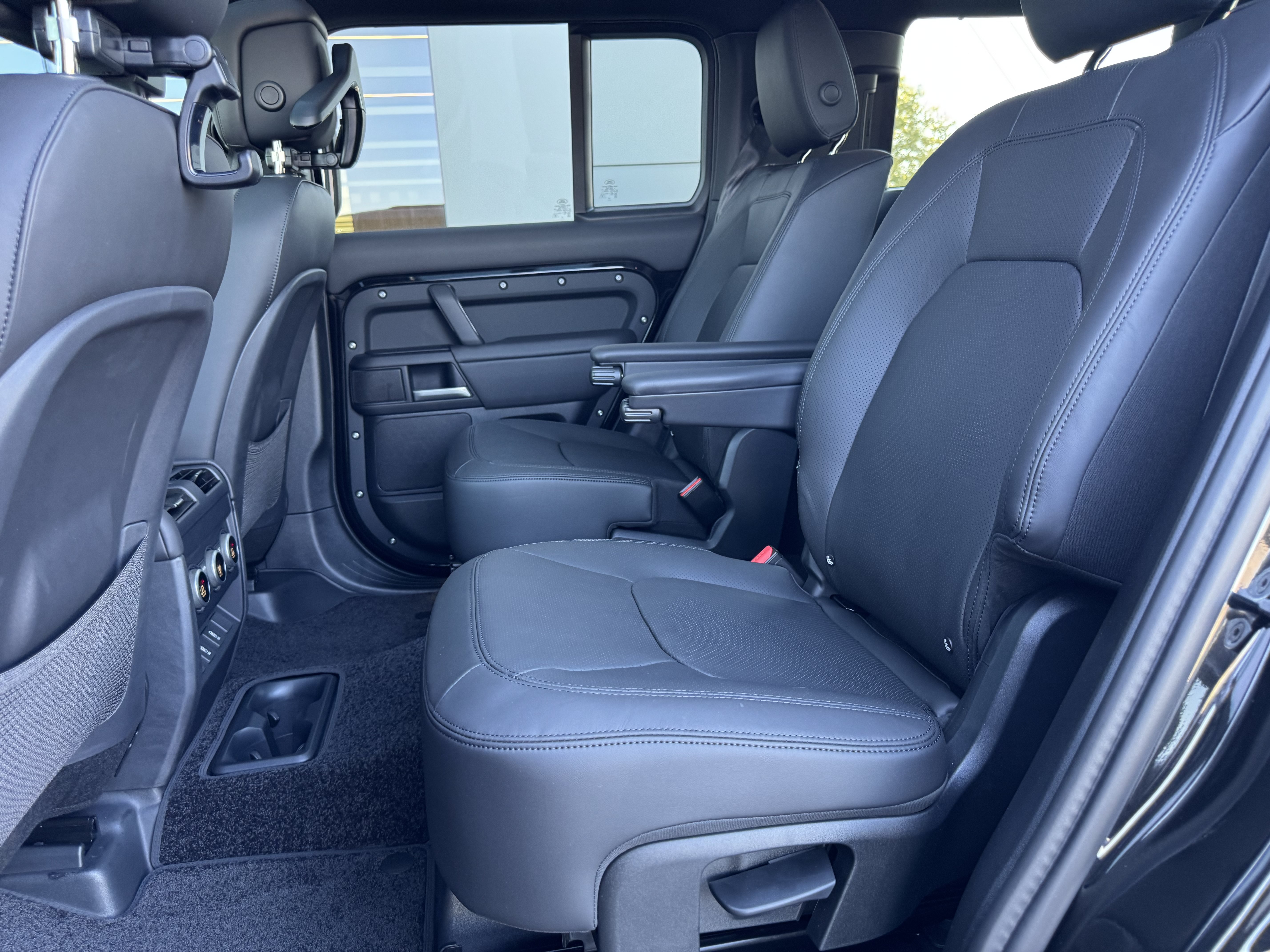 New 2026 Land Rover Defender 130 X-Dynamic SE AWD/4WD image 29