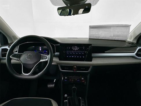 Used 2025 Volkswagen Taos SE image 3