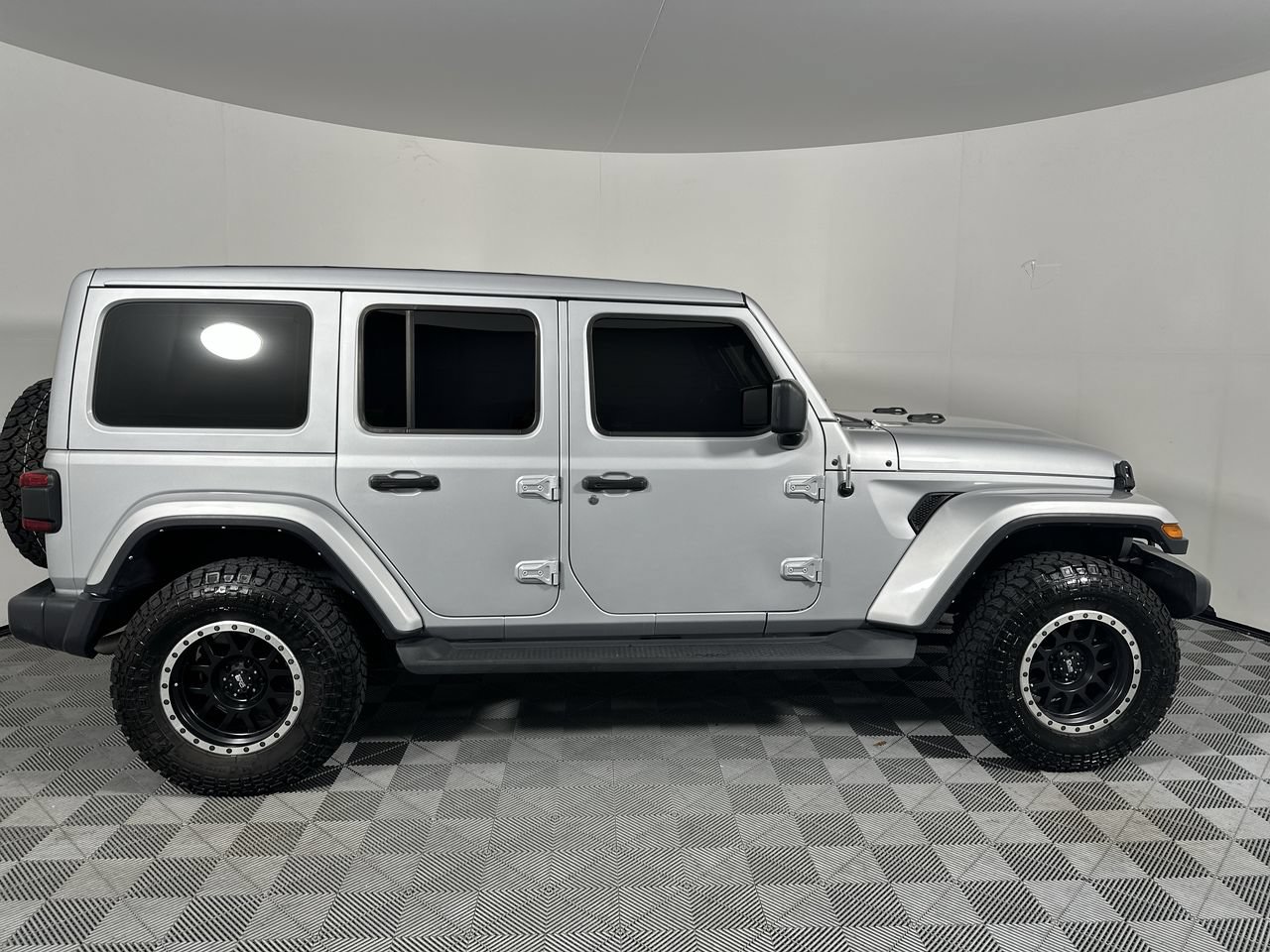 Used 2022 Jeep Wrangler Unlimited Sahara w/ LED Lighting Group AWD/4WD image 18