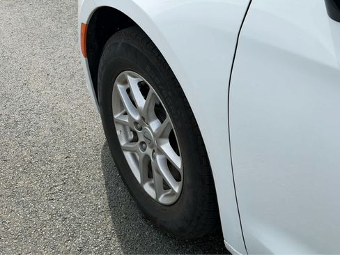 Used 2025 Chrysler Pacifica Select FWD image 4