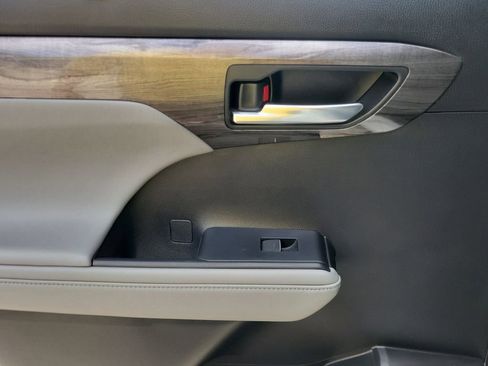 Used 2023 Toyota Highlander Limited image 8