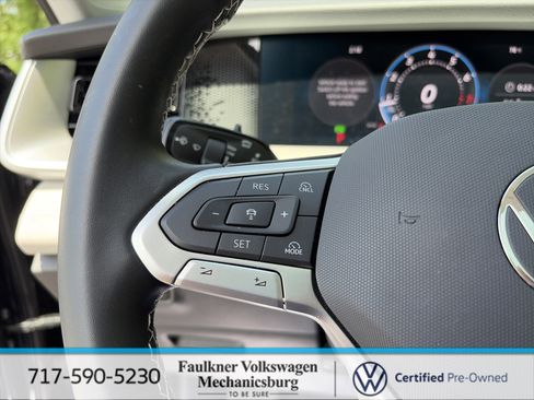 Used 2025 Volkswagen Tiguan SE w/ Panoramic Sunroof Package AWD/4WD image 1