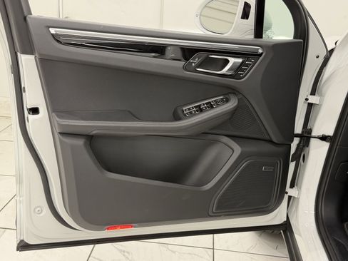 Certified 2024 Porsche Macan image 27