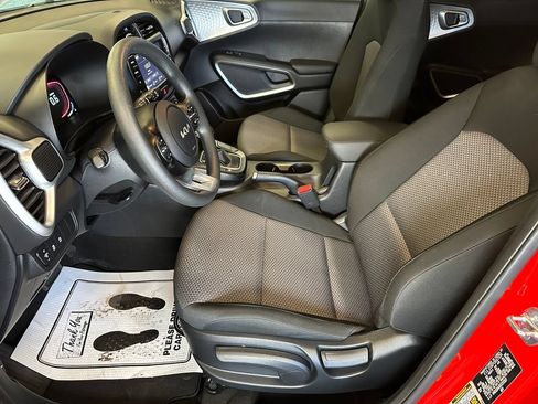 Used 2025 Kia Soul LX w/ LX Technology Package FWD image 20