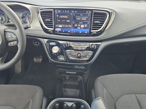 Certified 2024 Chrysler Pacifica Touring image 11