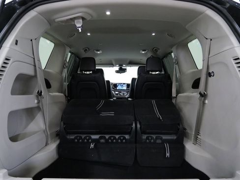 Used 2023 Chrysler Pacifica Touring-L image 28