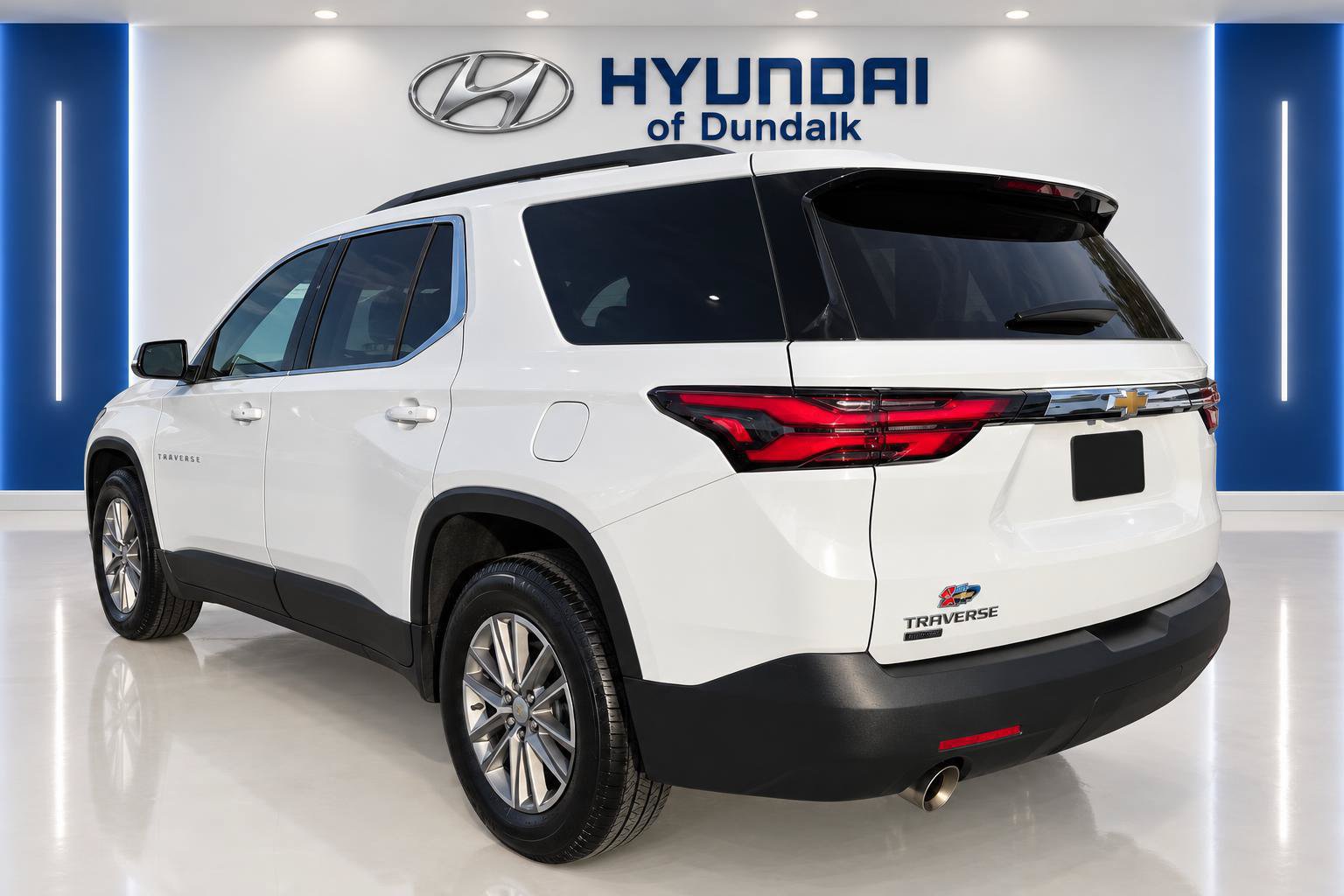 Used 2024 Chevrolet Traverse LT FWD image 2