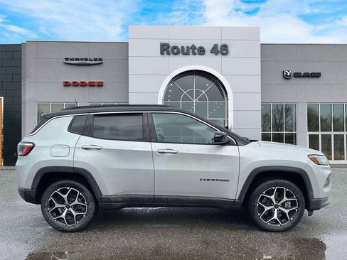 Used 2025 Jeep Compass Limited image 6
