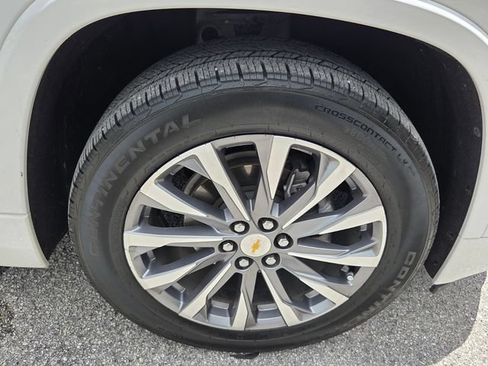 Used 2023 Chevrolet Traverse Premier FWD image 9