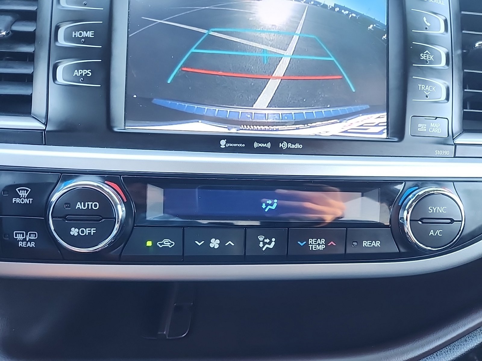 Used 2019 Toyota Highlander XLE AWD/4WD image 28