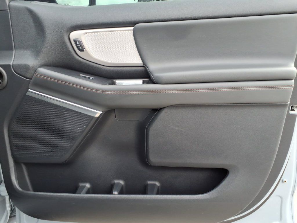 Used 2025 Ford Expedition Active RWD image 14