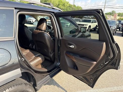 Used 2016 Jeep Cherokee Trailhawk w/ Comfort/Convenience Group AWD/4WD image 14