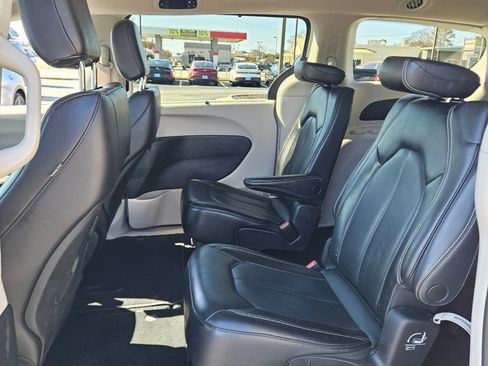 Used 2023 Chrysler Pacifica Touring-L FWD image 6