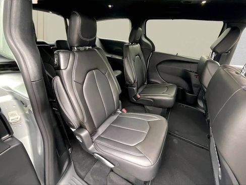 New 2026 Chrysler Pacifica Select FWD image 19