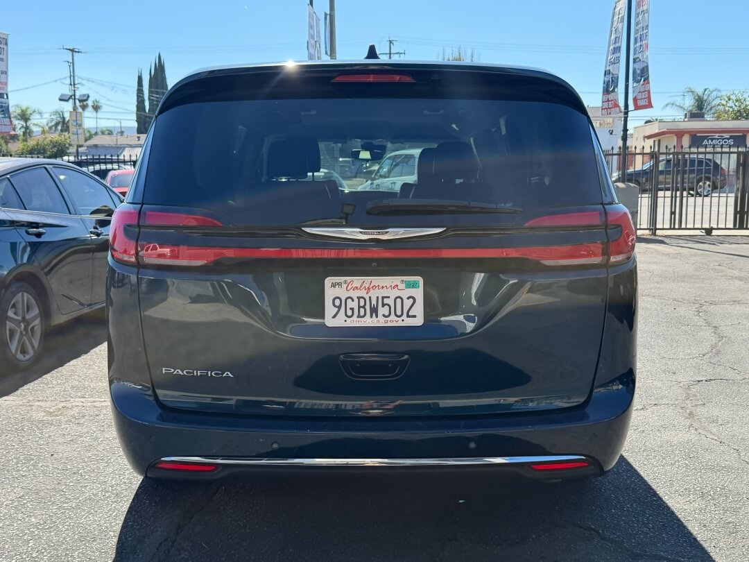 Used 2023 Chrysler Pacifica Touring-L FWD image 5