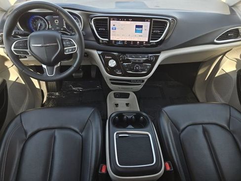 Used 2023 Chrysler Pacifica Touring-L FWD image 26