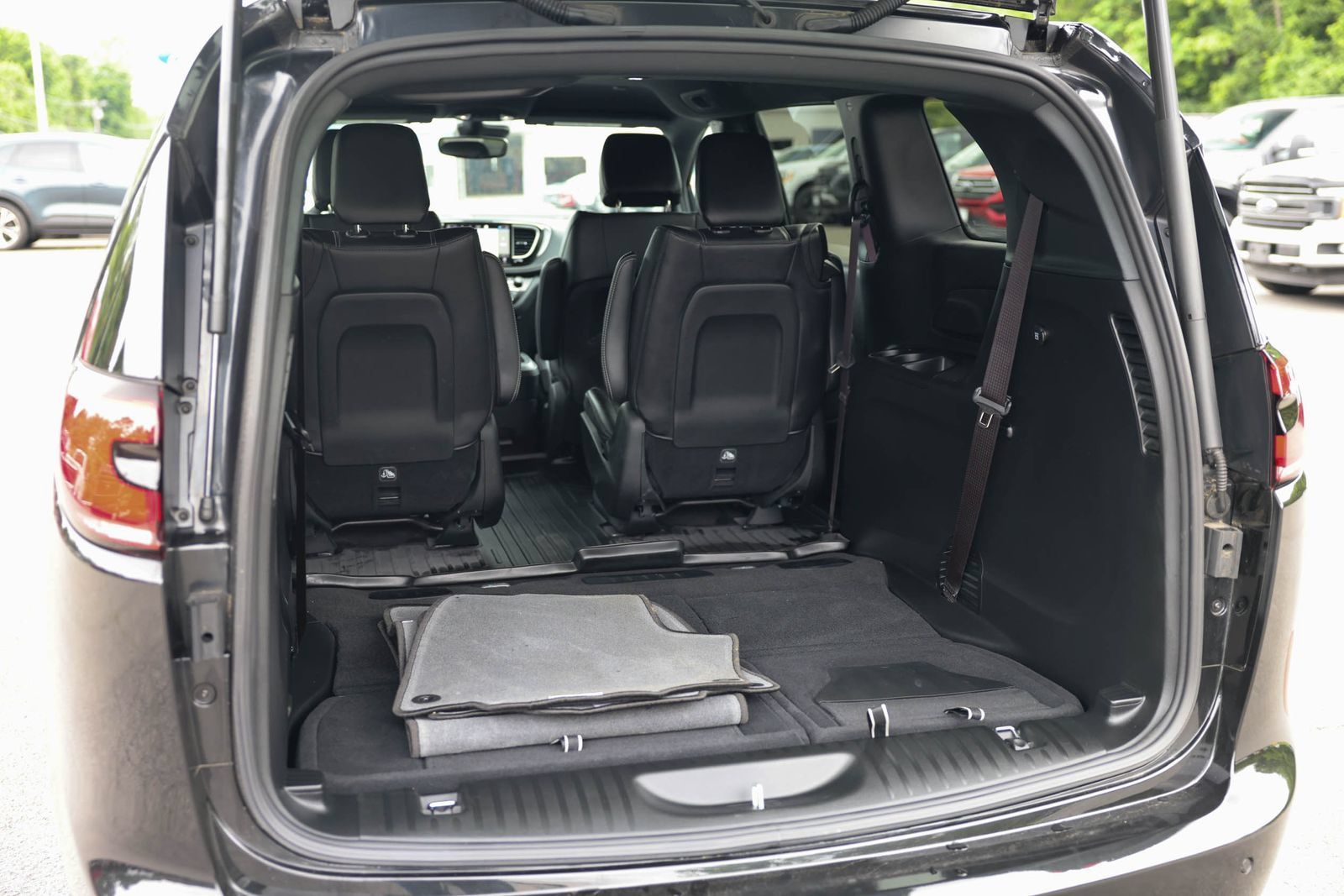 Used 2024 Chrysler Pacifica Limited FWD image 14