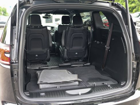 Used 2024 Chrysler Pacifica Limited FWD image 14