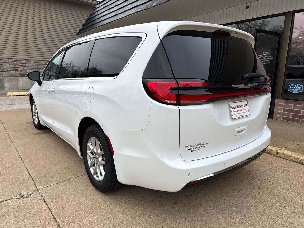 Used 2025 Chrysler Pacifica Select FWD image 5