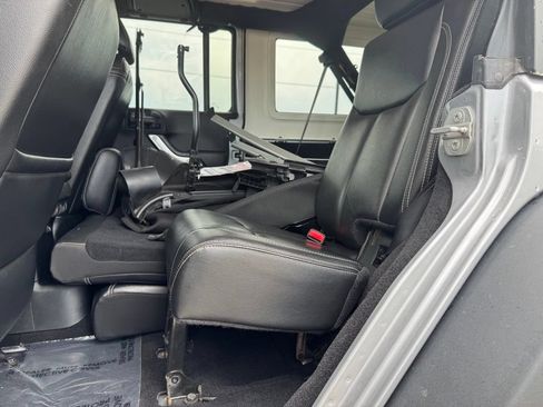 Used 2015 Jeep Wrangler Unlimited Rubicon AWD/4WD image 7