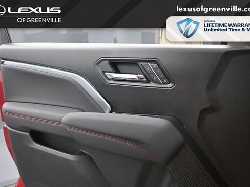 Used 2025 Chevrolet Colorado Z71 w/ Technology Package AWD/4WD image 21