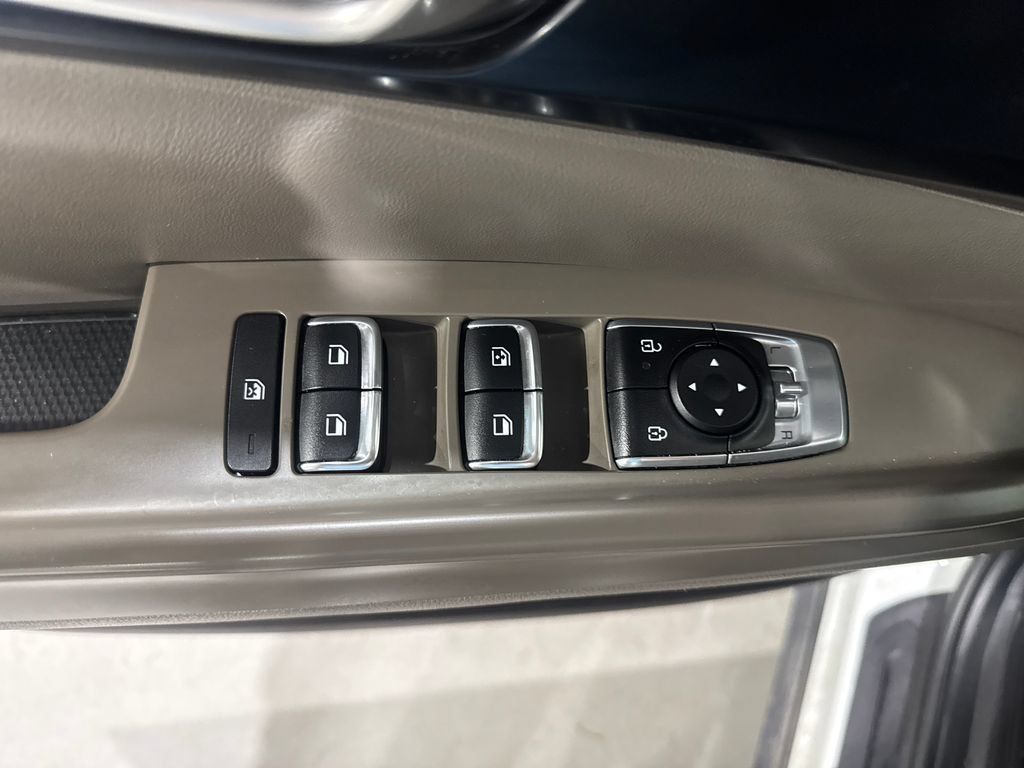 Used 2025 Kia Carnival FWD image 18