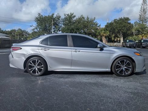 Used 2020 Toyota Camry SE FWD image 3