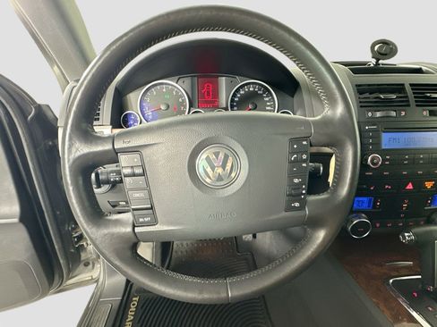 Used 2010 Volkswagen Touareg VR6 image 11