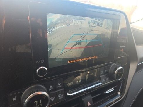 Used 2023 Toyota Highlander XLE image 8