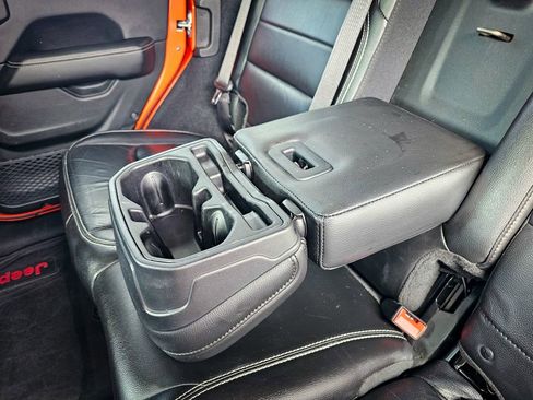 Used 2018 Jeep Wrangler Unlimited Sahara image 31