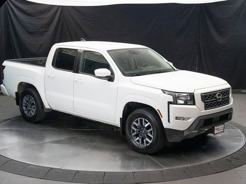 Used 2022 Nissan Frontier SV image 2
