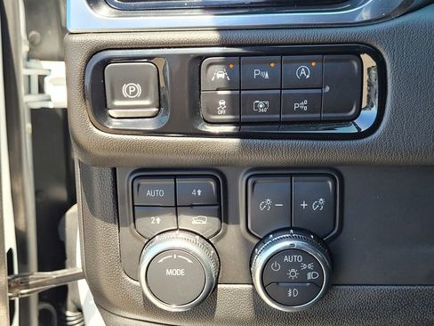Used 2025 GMC Yukon XL Denali AWD/4WD image 27