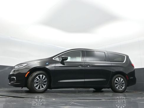 Certified 2024 Chrysler Pacifica Select image 31