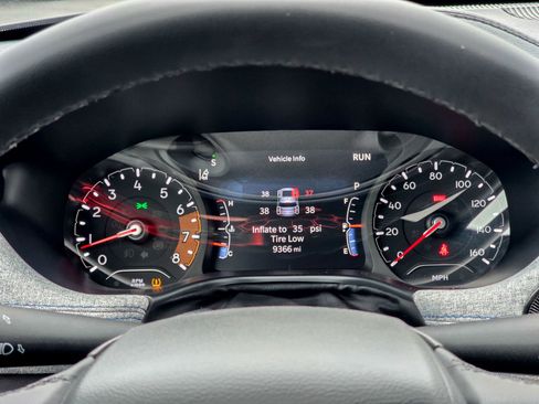 Used 2024 Jeep Compass Latitude image 36