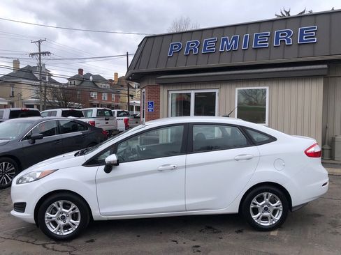 Used 2015 Ford Fiesta SE image 2