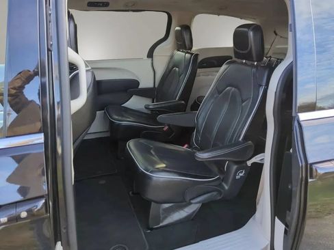 Used 2023 Chrysler Pacifica Limited FWD image 24