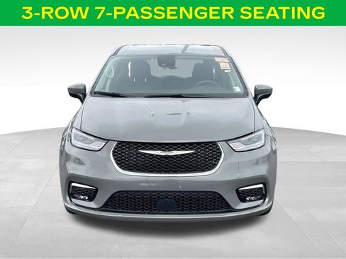 Used 2023 Chrysler Pacifica Touring-L FWD image 3
