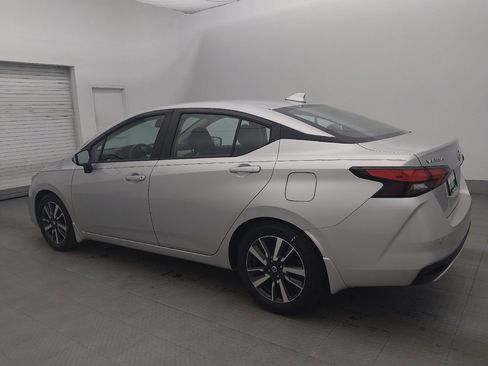 Used 2021 Nissan Versa SV image 3