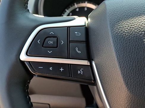 Certified 2025 Toyota Highlander LE FWD image 22