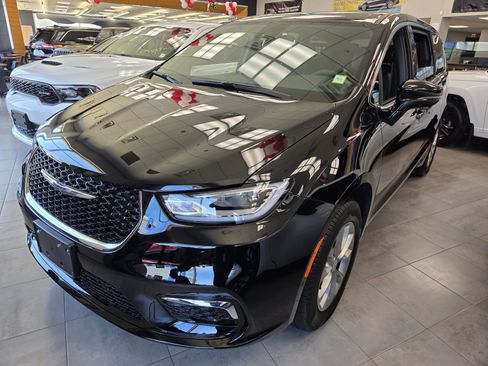 New 2026 Chrysler Pacifica Select AWD/4WD image 2
