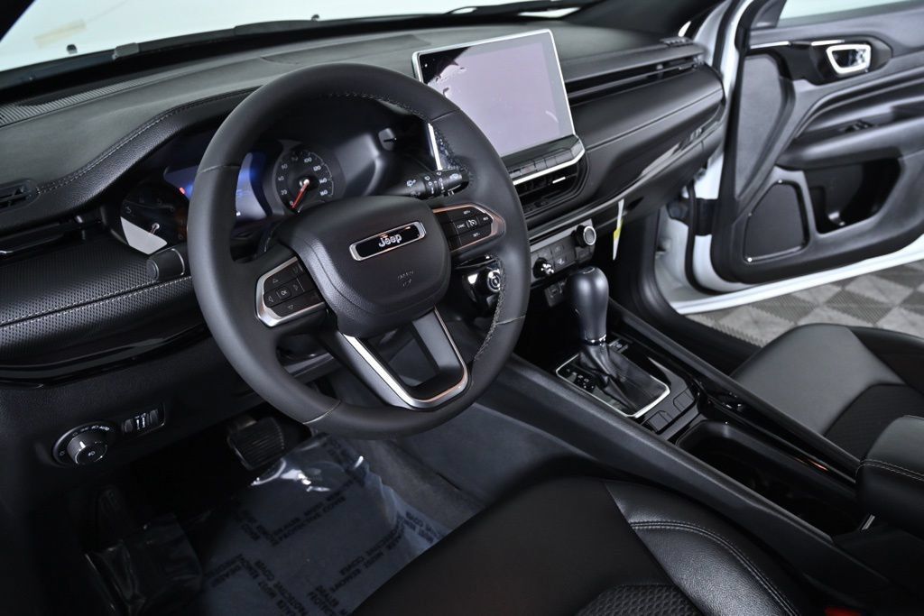 Used 2022 Jeep Compass Latitude FWD image 11